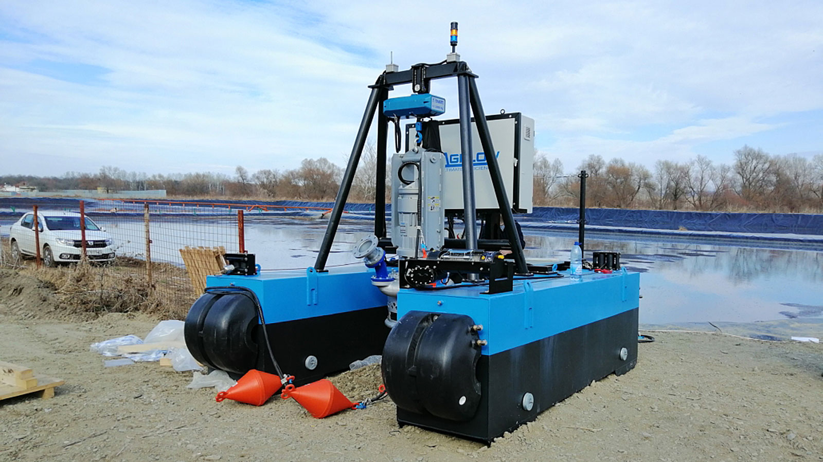 Schwere Dragflow Mietpumpe wird per Kran auf einer Baustelle eingesetzt